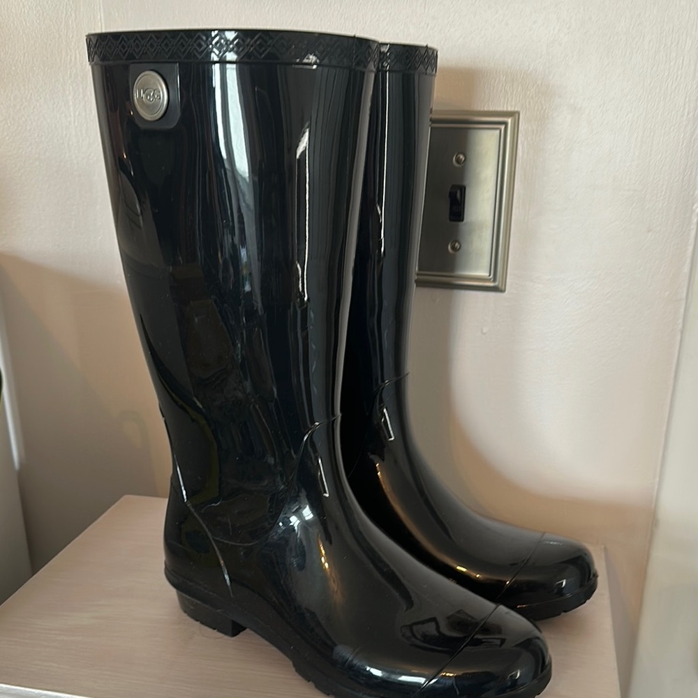 UGG Black Textured Sole Rain Boots
Shiney Black